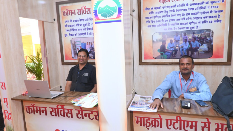 अपर मुख्य सचिव सुब्रत साहू, एवं सहकारिता सचिव सी.आर. प्रसन्ना ने किया सहकार से समृद्धि स्टॉल का अवलोकन