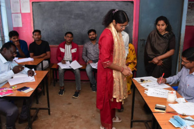 कलेक्टर एवं जिला पंचायत सीईओ ने मतदान केन्द्रों का लिया जायजा...