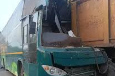 बड़ा हादसा : रायपुर से प्रयागराज जा रही बस ट्रेलर से टकराई ,एक की मौत...