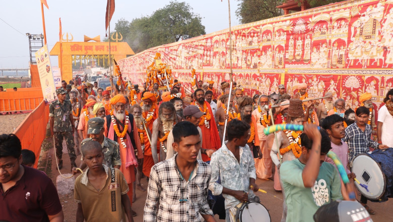 राजिम कुंभ कल्प के सांस्कृतिक मंच पर अनुराग शर्मा के गीतों में झूमे दर्शक, दर्शकों की उमड़ी भीड़...