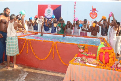 आध्यात्मिक शुद्धि की अनूठी पहल-केंद्रीय जेल दुर्ग में निरुद्ध बंदियों के लिए गंगा जल स्रान का आयोजन