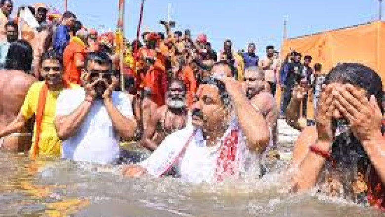 राजिम कुंभ में गृहमंत्री विजय शर्मा ने किया शाही स्नान...