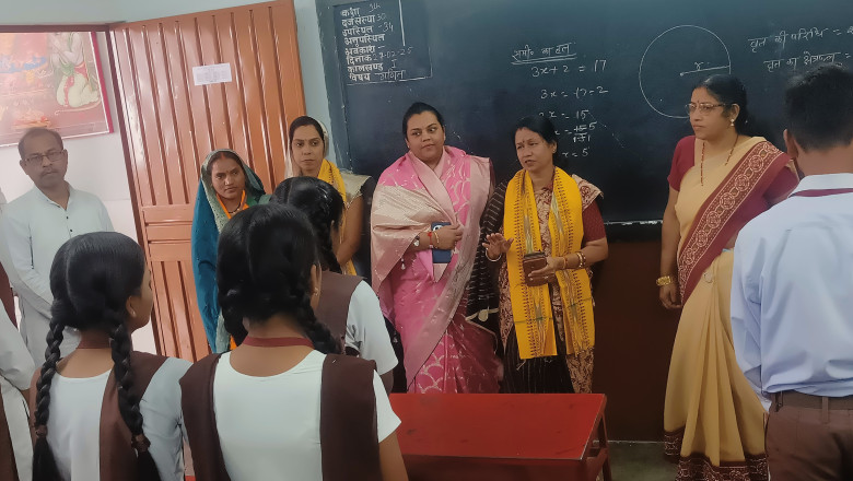 महापौर ने छात्र-छात्राओं को प्रोत्साहित करते लगन के साथ पढ़ाई करने और माता-पिता का नाम रोशन करने को कहा...