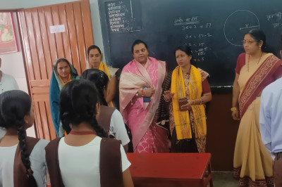 महापौर ने छात्र-छात्राओं को प्रोत्साहित करते लगन के साथ पढ़ाई करने और माता-पिता का नाम रोशन करने को कहा...