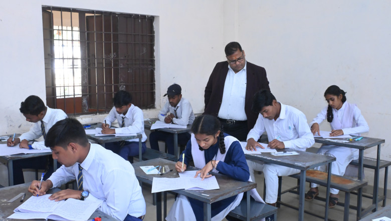 कलेक्टर ने किया कोचवाय एवं सड़कपरसुली परीक्षा केन्द्रों का आकस्मिक निरीक्षण...