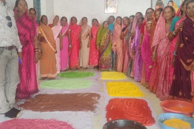 पलास फूलों को संग्रहित कर रंग गुलाल बनाने में इन दिनों माँ बम्लेश्वरी से जुड़ी हरियाली बहिनी के लगातार प्रयास से आधा दर्जनों से अधिक गांव में रंग गुलाल बनाई जा रही है...