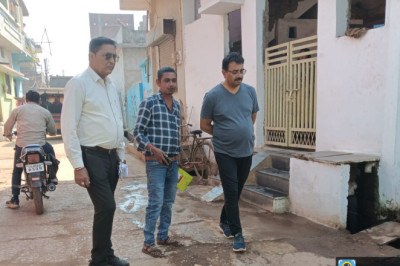 दीवान टोला की जनता से भेट कर महापौर मधुसूदन यादव ने साफ सफाई एवं  पेयजल की स्थिति से हुये अवगत...