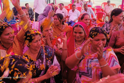 होली मिलन में भक्तिमय गीतों से निगम का माहौल हुआ मंगलमय, महापौर,सभापति व आयुक्त ने खेली फूलों की होली, पूजा अर्चना कर किया होलिका दहन:
