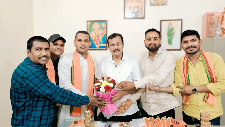 सांसद विजय बघेल को भाजयुमों अध्यक्ष उतई मंडल प्रवीण कुमार यदु ने दी जन्मदिन कि बधाई और शुभकामनाएं.....