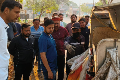 कलेक्टर ने आयुक्त के साथ सुबह नगर भ्रमण करके शहर की साफ सफाई व्यवस्था की जानकारी ली...