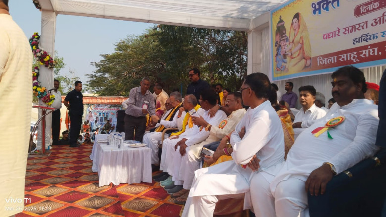 डा. रमन सिंह को  ओमप्रकाश ने पुरखा के सुरता की प्रति भेंट किया