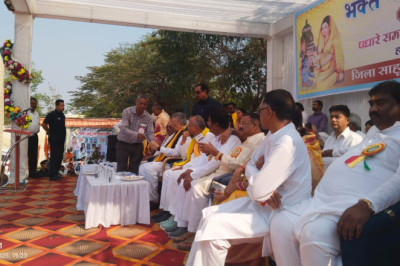 डा. रमन सिंह को  ओमप्रकाश ने पुरखा के सुरता की प्रति भेंट किया