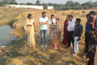 ठगड़ा बांध का पानी बाहर खाली करवाने की शिकायत पर स्थल निरीक्षण करने पहुंची महापौर