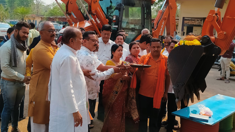 महापौर अलका बाघमार ने सभापति व प्रभारी के साथ नए चेन माउंटेन का शुभारंभ कर शहर सफाई के लिए किया रवाना बारिश आने से पहले बड़े नालों की सफाई,नए चेन माउंटेन से होगी: