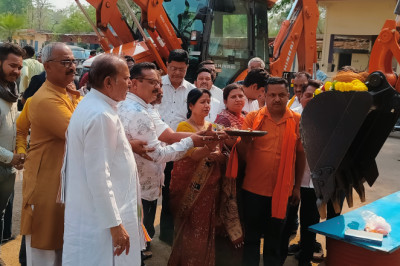 महापौर अलका बाघमार ने सभापति व प्रभारी के साथ नए चेन माउंटेन का शुभारंभ कर शहर सफाई के लिए किया रवाना बारिश आने से पहले बड़े नालों की सफाई,नए चेन माउंटेन से होगी: