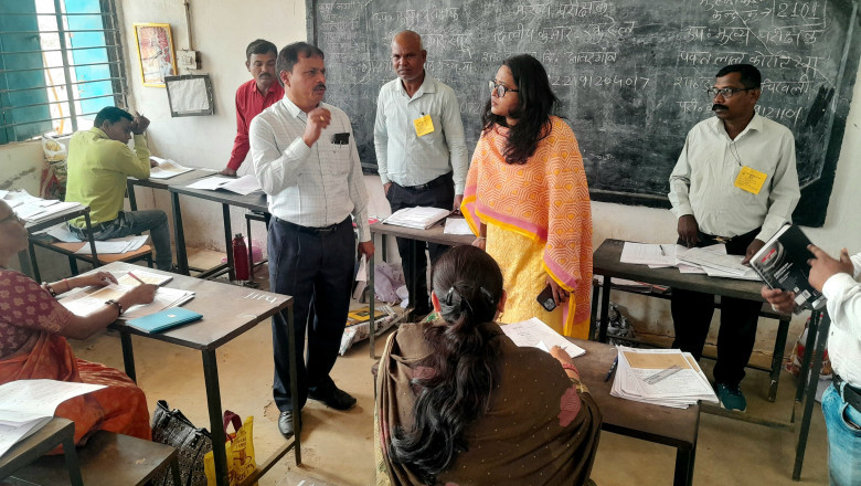 कलेक्टर ने किया बोर्ड परीक्षा मूल्यांकन कार्यों का निरीक्षण शिक्षकों को गाइडलाइन के अनुसार उत्तर पुस्तिकाओं की जांच करने के निर्देश