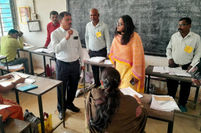 कलेक्टर ने किया बोर्ड परीक्षा मूल्यांकन कार्यों का निरीक्षण शिक्षकों को गाइडलाइन के अनुसार उत्तर पुस्तिकाओं की जांच करने के निर्देश