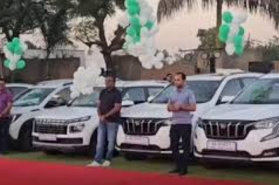 गिफ्ट में दे दी लग्जरी कारें,वाह कंपनी हो तो ऐसी! कर्मचार‍ियों पर हुई मेहरबान...