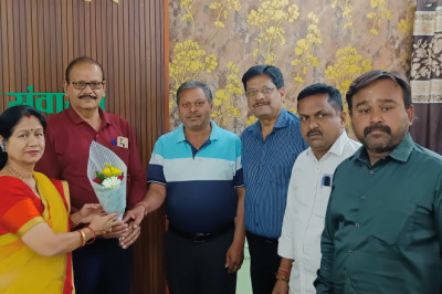 निगम कर्मियों के खाते में ओपीएस और एनपीएस का चार करोड़ बकाया जमा,खुश होकर पदाधिकारियों ने महापौर अलका बाघमार को पुष्पगुच्छ देकर धन्यवाद व आभार व्यक्त किया...