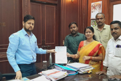 महापौर पहुँचे बनिया पारा वार्ड 32 शा.प्राथमिक शाला, प्रस्तावित नई पानी टंकी निर्माण कार्य स्थल का किया निरीक्षण: