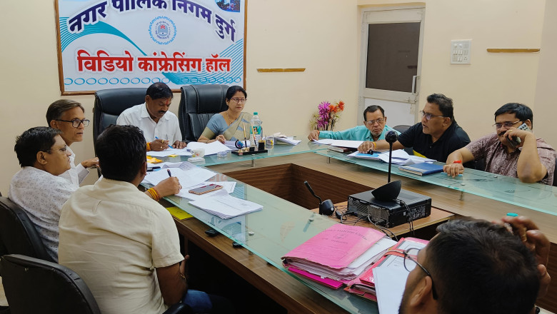 महापौर श्रीमती अलका बाघमार ने लोक कर्म प्रभारी देवनारायण चंद्रकार की उपस्थिति में अधिकारियों को विकास कार्यो में तेजी लाने दिए निर्देश: