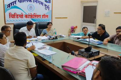 महापौर श्रीमती अलका बाघमार ने लोक कर्म प्रभारी देवनारायण चंद्रकार की उपस्थिति में अधिकारियों को विकास कार्यो में तेजी लाने दिए निर्देश: