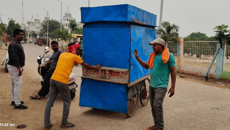 शिवाजी पार्क के सामने लगे ठेला खोमचा निगम का अतिक्रमण दस्ता ने हटाया