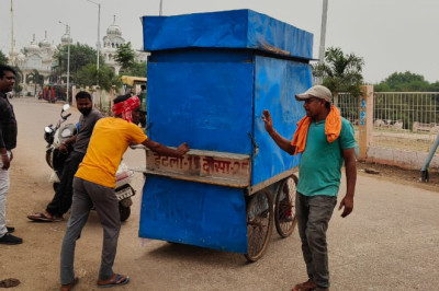 शिवाजी पार्क के सामने लगे ठेला खोमचा निगम का अतिक्रमण दस्ता ने हटाया