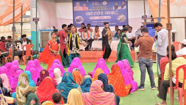 कलेक्टर अग्रवाल ने जल शक्ति अभियान अंतर्गत जल संरक्षण एवं संवर्धन की समीक्षा की जल संरक्षण की दिशा में जल स्रोत बचाव एवं जल जागरूकता अभियान चलाने के दिए निर्देश
