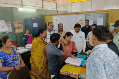 महापौर ने निगम के विभागों का किया औचक निरीक्षण,विभागों के कर्मचारियों की उपस्थिति को लेकर रजिस्टर की जांच...