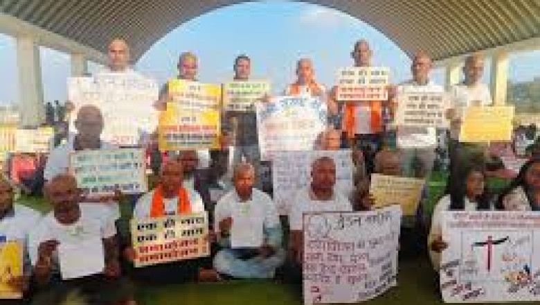 छत्तीसगढ़ में B.Ed सहायक शिक्षक नौकरी बचाने के लिए क्या-क्या कर रहे हैं जतन...