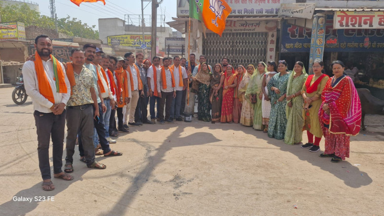 भाजपा उतई मंडल के द्वारा आज उतई बाजार चौक में भारतीय जनता पार्टी का स्थापना दिवस मनाया गया....