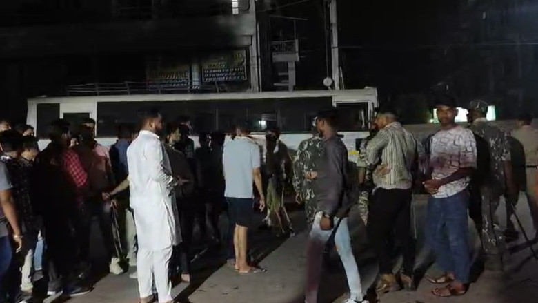 कन्याभोज में गई बच्ची की कार में मिली लाश, लोगों ने संदिग्ध के घर में लगाई आग, परिजनों ने लगाया दुष्कर्म का आरोप…
