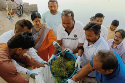 महापौर,एमआईसी,पार्षदो सहित सैकड़ों नागरिको ने तालाब का सफाई लिया संकल्प,स्वच्छता के लिए श्रमदान: