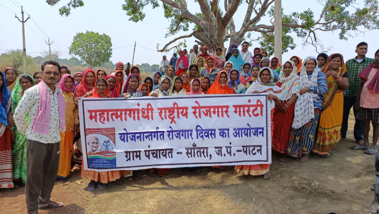 मनरेगा श्रमिकों ने मनाया रोजगार दिवस, योजनाओं और अधिकारों की दी गई जानकारी...