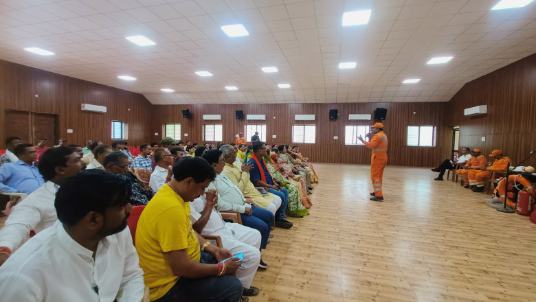 महापौर व सभापति की उपस्थिति में निगम कार्यालय सभागार में एनडीआरएफ टीम ने आपदा से राहत व बचाव को दिया प्रशिक्षण...