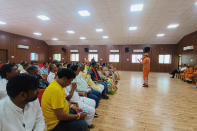 महापौर व सभापति की उपस्थिति में निगम कार्यालय सभागार में एनडीआरएफ टीम ने आपदा से राहत व बचाव को दिया प्रशिक्षण...