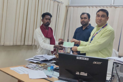 प्रधानमंत्री बीमा योजनाओं के तहत नवागढ़ में 6 लाख रुपए के चेक वितरित...