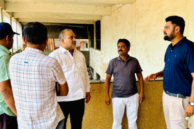 बाजार व राजस्व प्रभारी चंद्रशेखर चन्द्राकर ने अधिकारियों के साथ किया गंजमण्डी व्यवसायिक परिसर का औचक निरीक्षण: