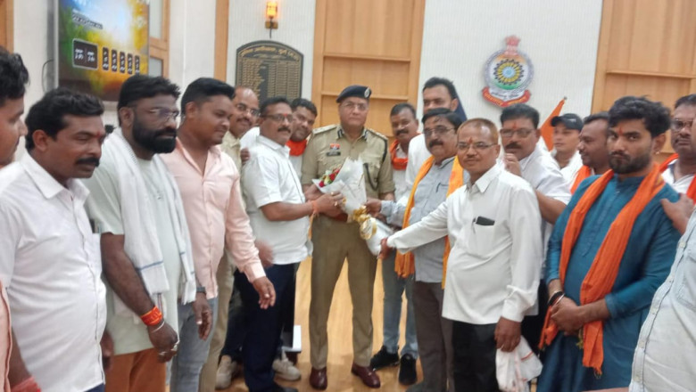 सभापति श्याम शर्मा ने पार्षदो के साथ शहर के नए एसपी विजय अग्रवाल को पुष्पगुच्छ देकर किया अभिनंदन: