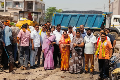 शिवनाथ नदी मुक्ति धाम मार्ग चौड़ीकरण कार्य का,महापौर ने किया डामरीकरण कार्य का भूमिपूजन: