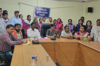 महापौर ने कहा प्रधानमंत्री की सोच है कि सभी नागरिकों के सर पर छत हो। उन्हे सस्ते व अच्छे मकान उपलब्ध कराया जावे...