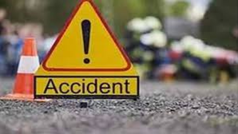 बड़ा हादसा : कार में थे 10 लोग मिक्सर मशीन से हुई टक्कर...