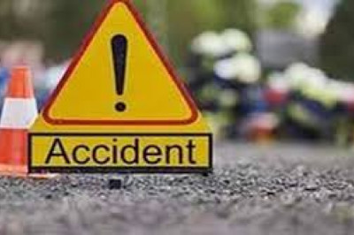 बड़ा हादसा : कार में थे 10 लोग मिक्सर मशीन से हुई टक्कर...