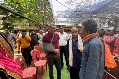 कलेक्टर ने की आवेदनों के निराकरण की समीक्षा...