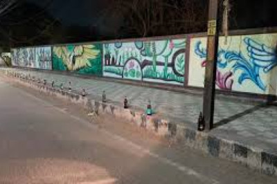 भिलाई में सड़क किनारे सजाई शराब की बोतलें: शराबियों के उत्पात का वीडियो वायरल, पुलिस तलाश में जुटी..