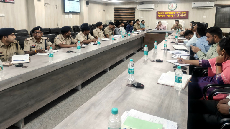 जिले में कानून व्यवस्था एवं बाल विवाह रोकथाम को लेकर कलेक्टर और पुलिस अधीक्षक ने ली अधिकारियों की बैठक