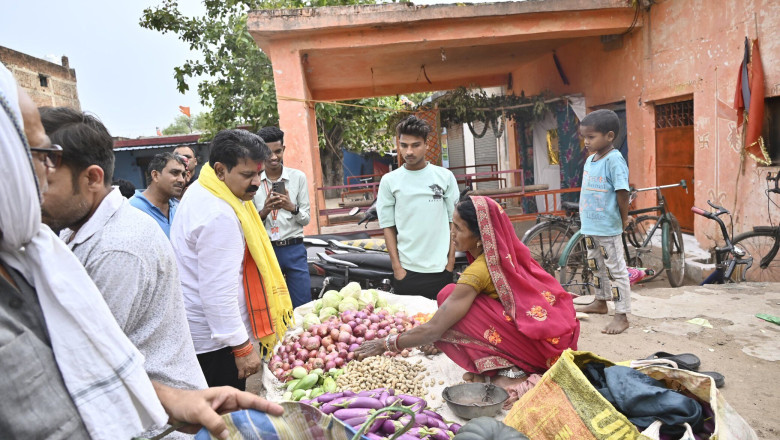 गृहमंत्री विजय शर्मा आम नागरिक की तरह सब्जी खरीदते हुए नजर आए...