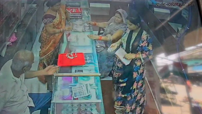 ज्वेलर्स की दुकान में घुसीं दो महिलाएं, नकली सोने के बदले असली गहना और कैश लेकर हुईं फरार...