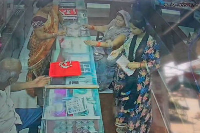 ज्वेलर्स की दुकान में घुसीं दो महिलाएं, नकली सोने के बदले असली गहना और कैश लेकर हुईं फरार...